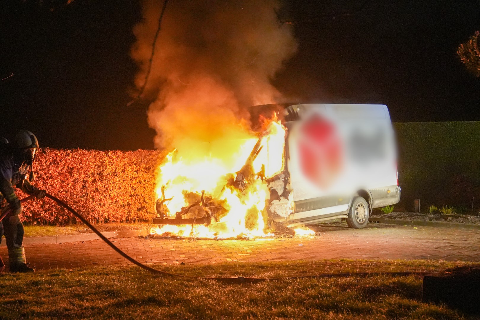 Bestelbus volledig in lichterlaaie