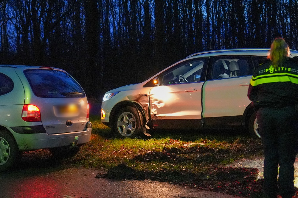 Veel schade na botsing tussen auto’s op N857