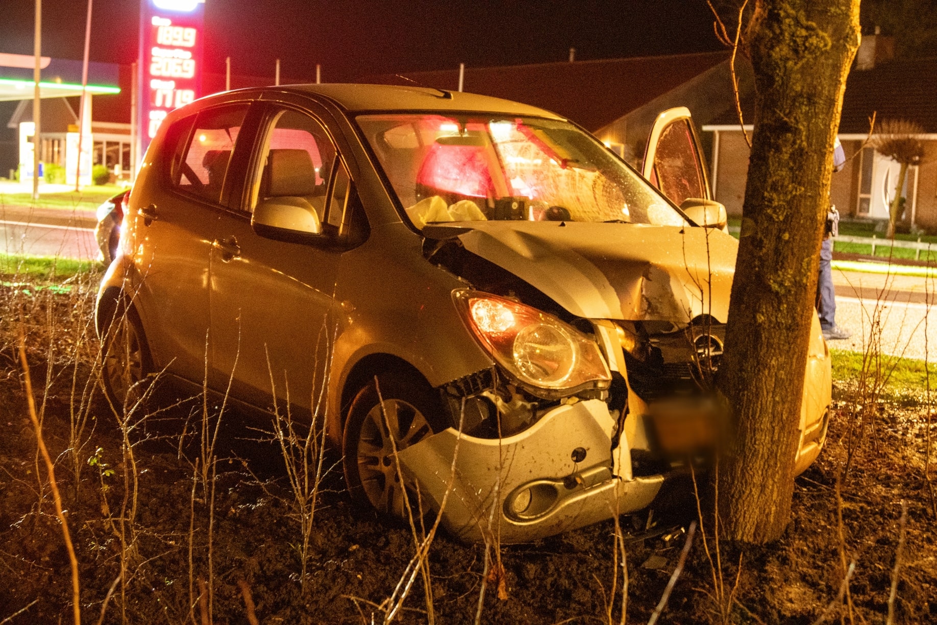 Auto botst tegen boom