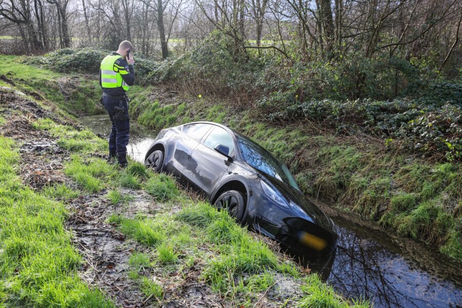 Bestuurder van twee week oude Tesla rijdt de sloot in