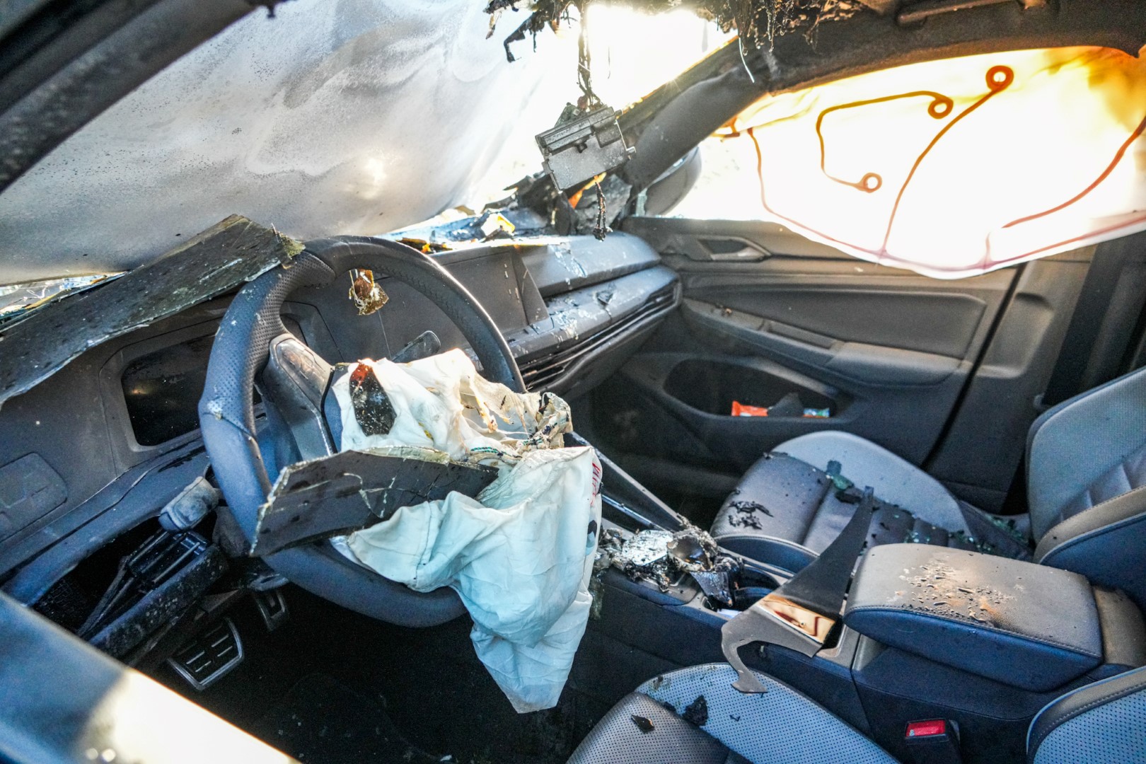 Auto uitgebrand en afgezet met lint: politie vermoedt brandstichting