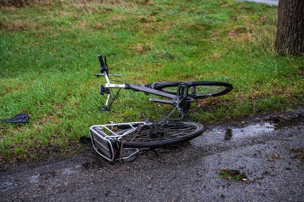 Fiets breekt doormidden na botsing met auto, fietser gewond naar ziekenhuis