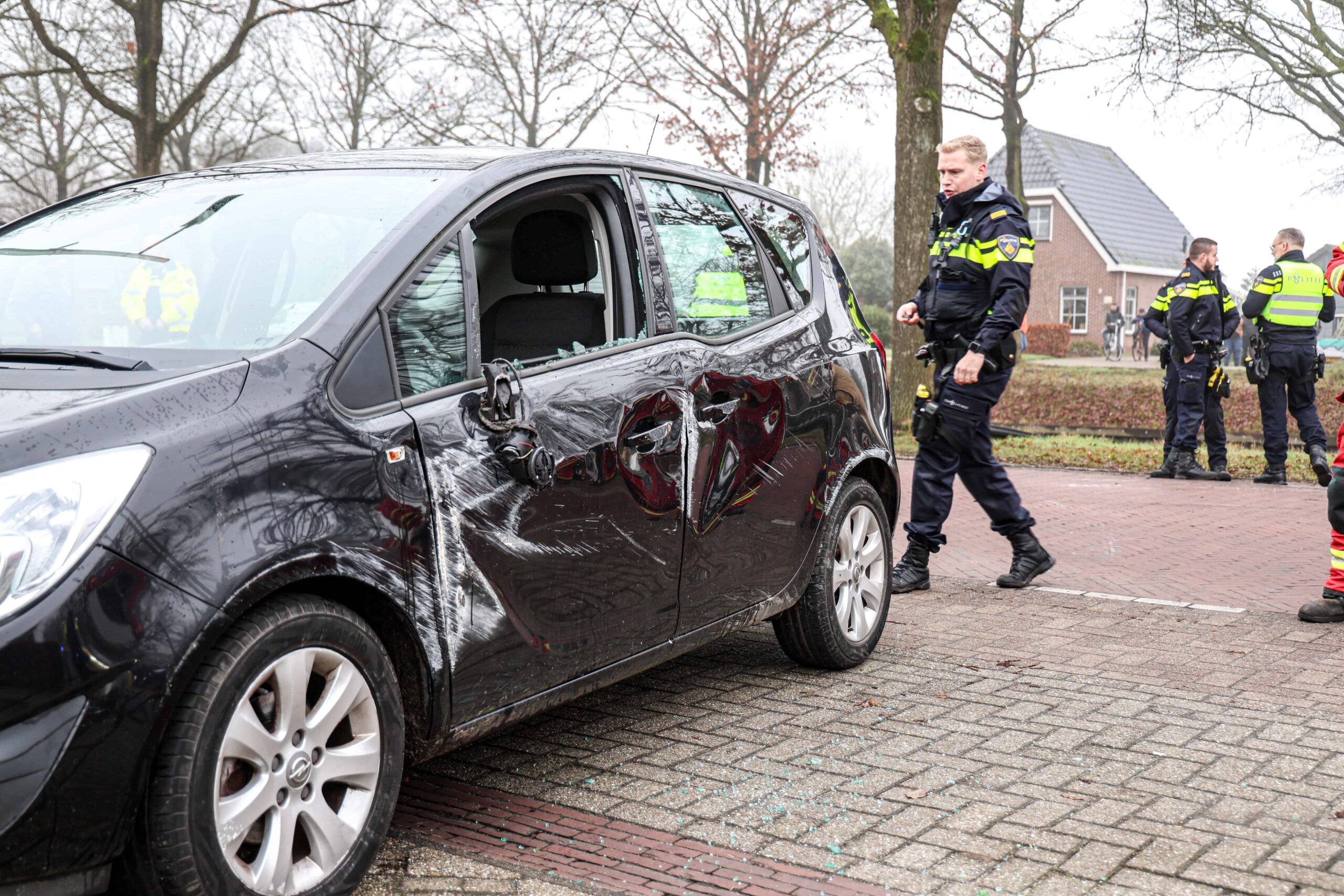 Bestuurder ramt paal en een zwerfkei