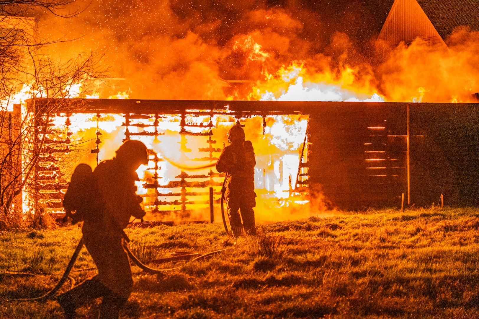 Uitslaande brand in achtertuin
