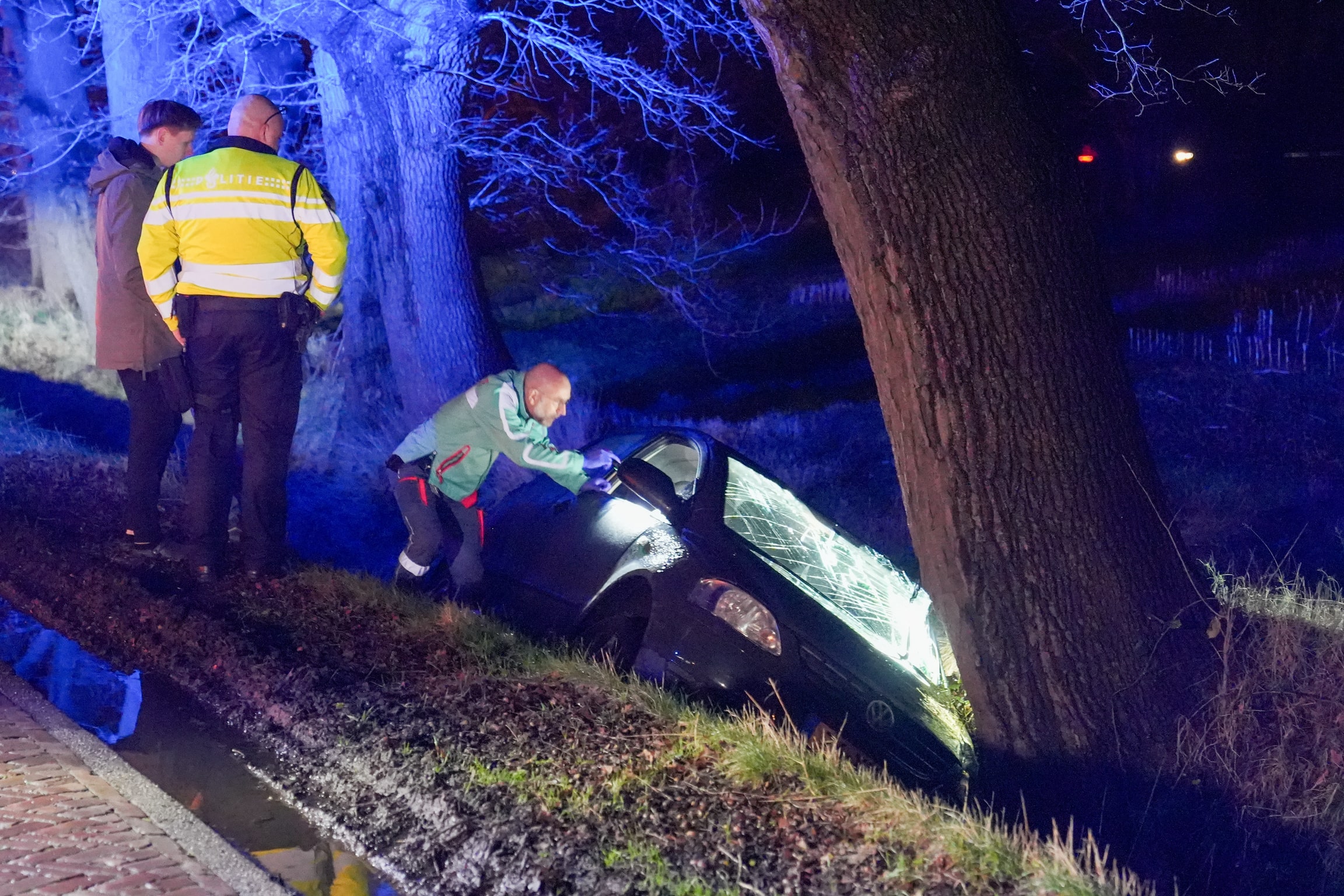 Mogelijke gladheid zorgt ervoor dat auto terecht komt in sloot