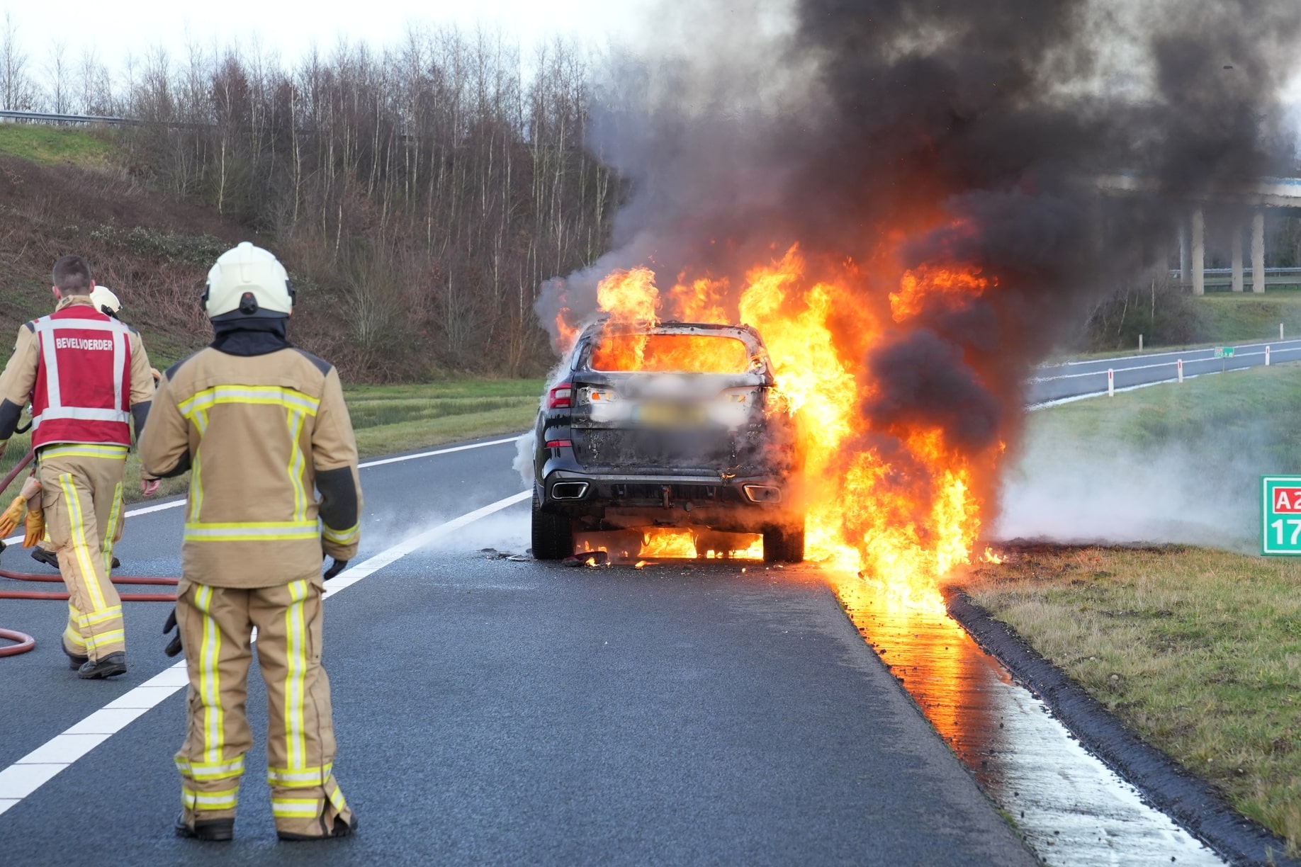 Rijdende auto vliegt plots in brand