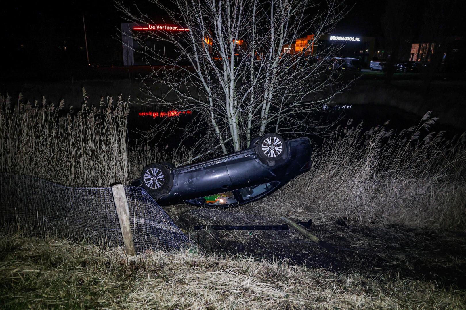 Automobilist raakt van de snelweg af en slaat over de kop