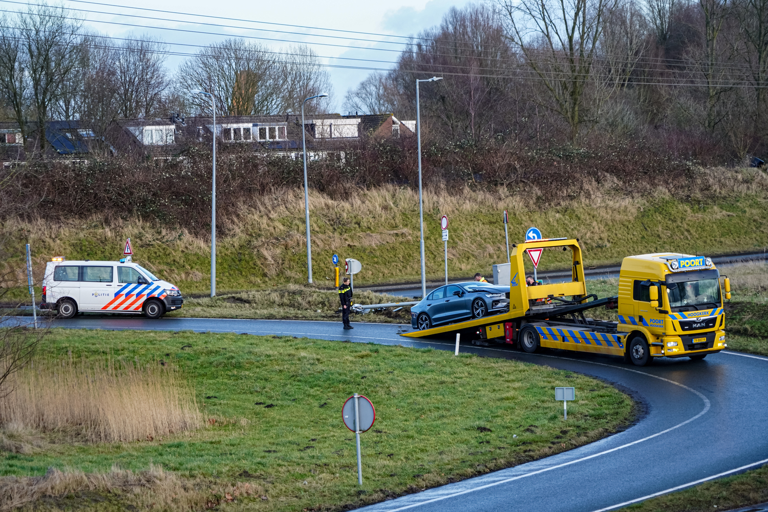Auto vliegt uit de bocht bij toerit van snelweg