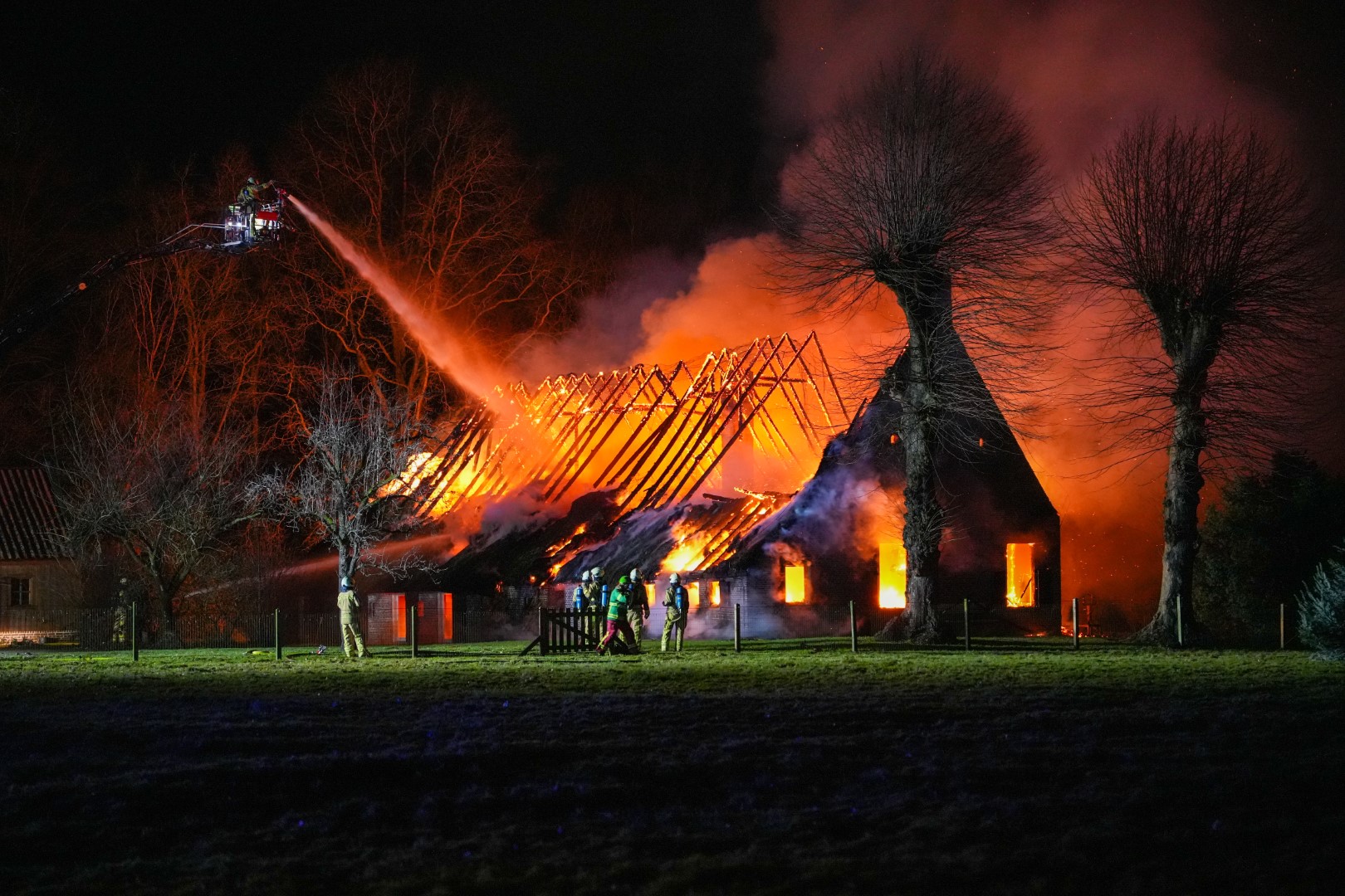 Woonboerderij volledig verwoest door grote brand