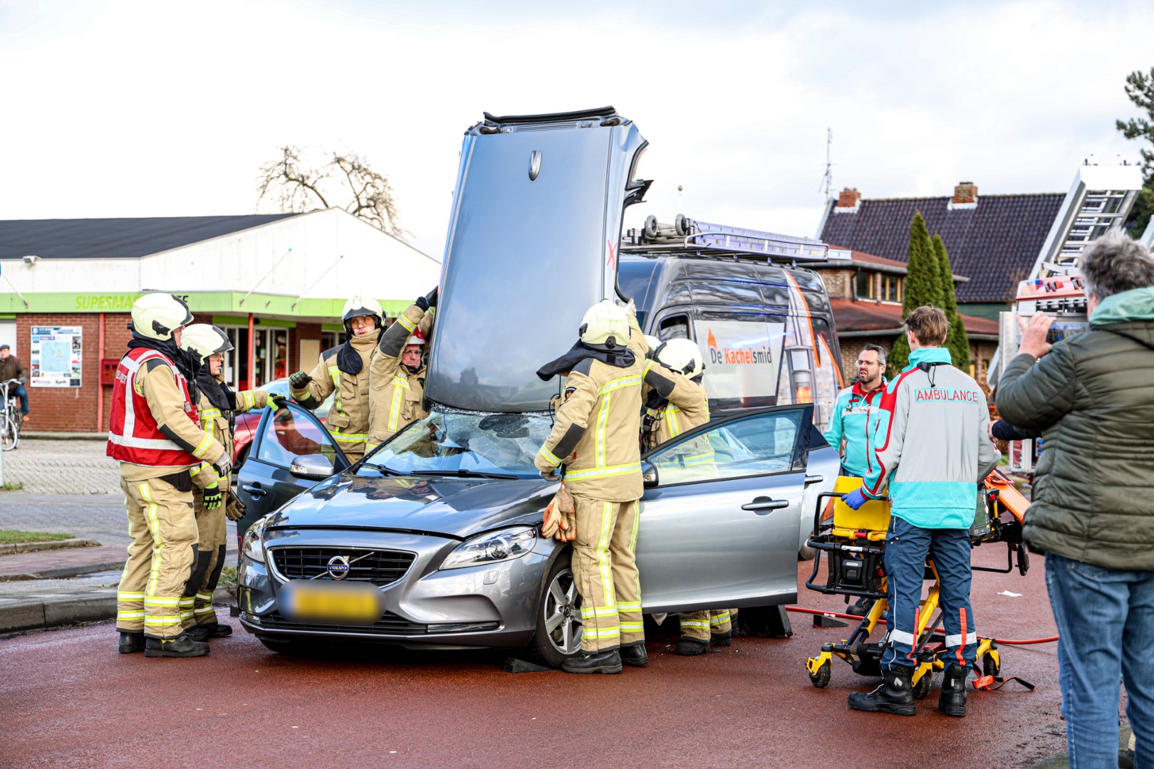 Gewonden bij flinke botsing, brandweer knipt dak open