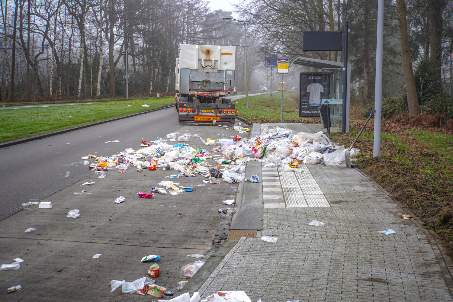 Vrachtwagen verliest afval van overvolle container