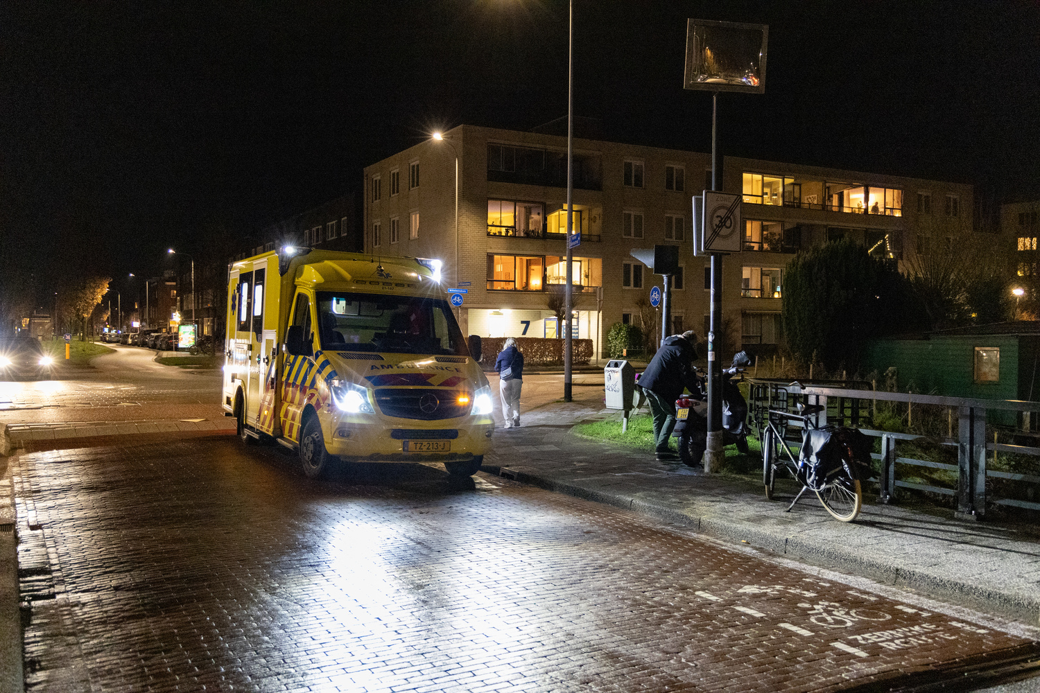 Scooterrijder onderuit door gladheid en raakt gewond