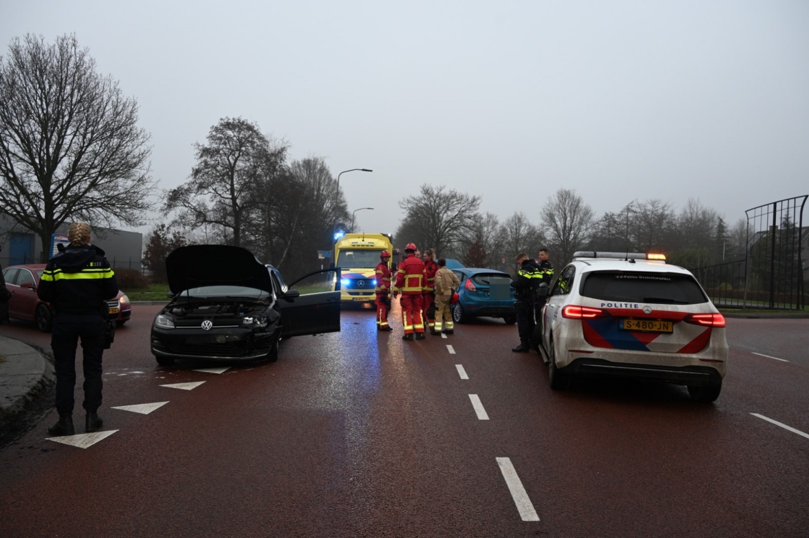 Vrouw gewond en forse schade na botsing op kruising