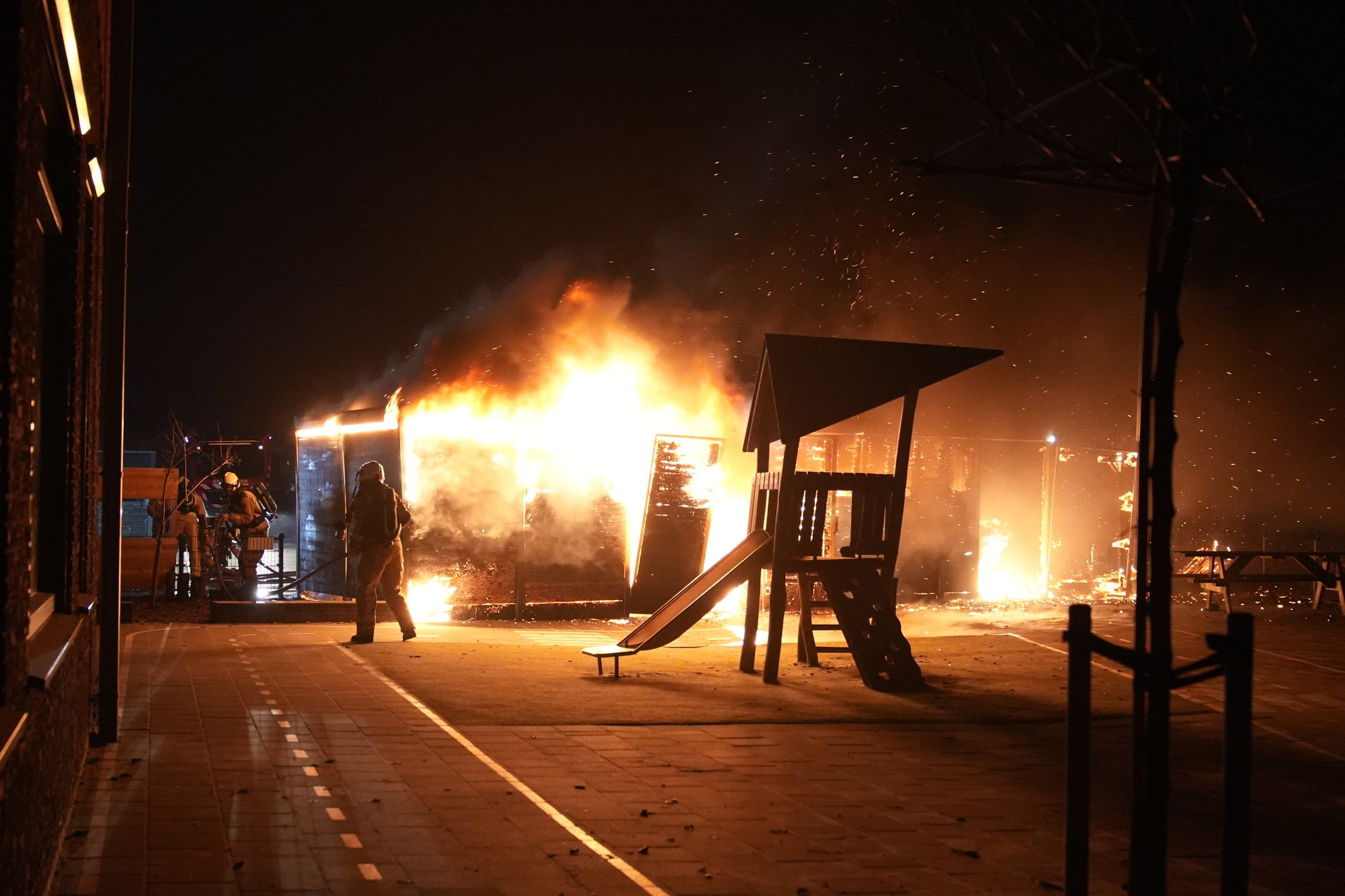 Speeltoestellen gaan verloren na brand door mogelijk vuurwerk