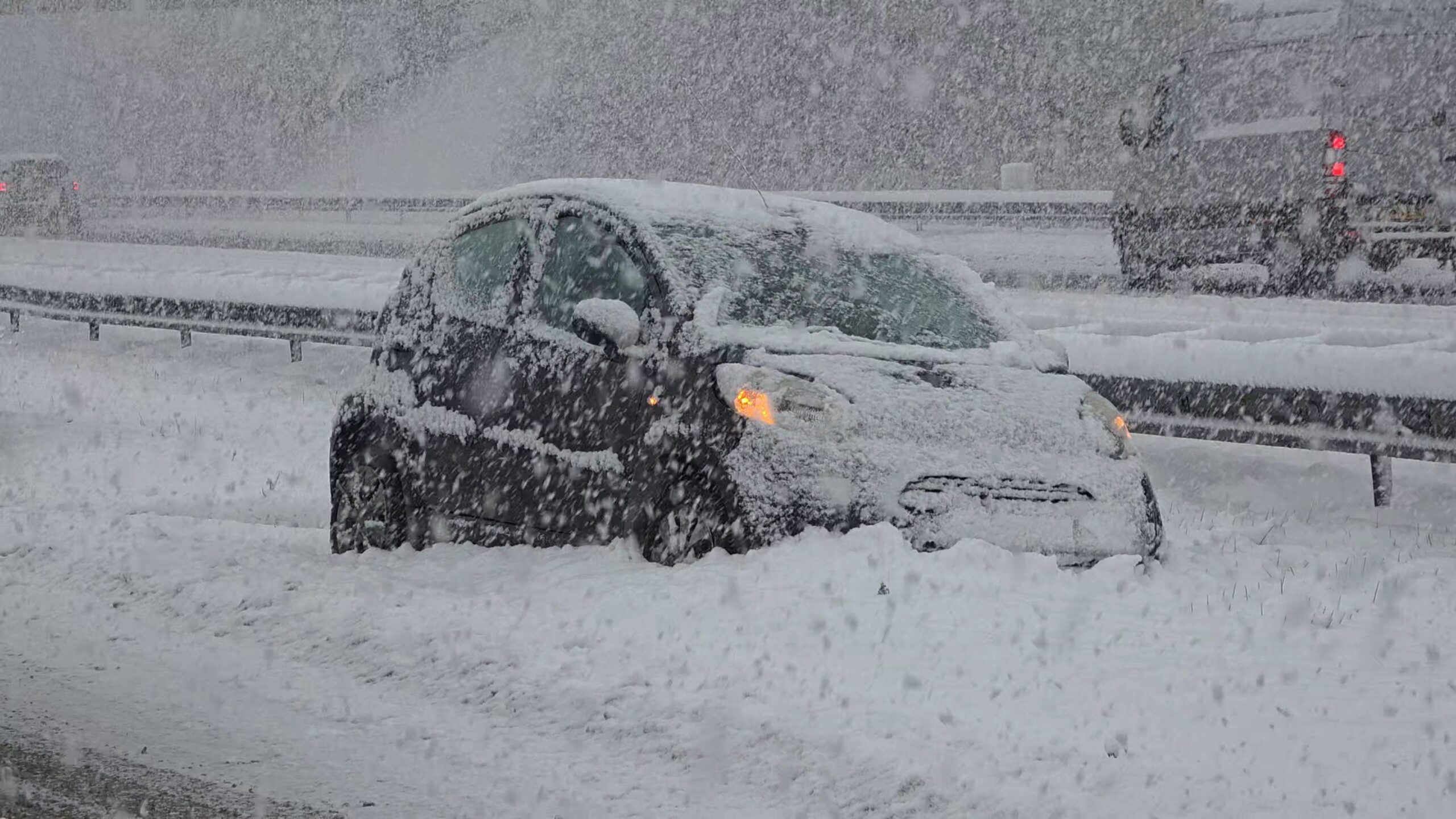 Snelweg volledig ondergesneeuwd en onbegaanbaar, meerdere ongevallen gebeurd
