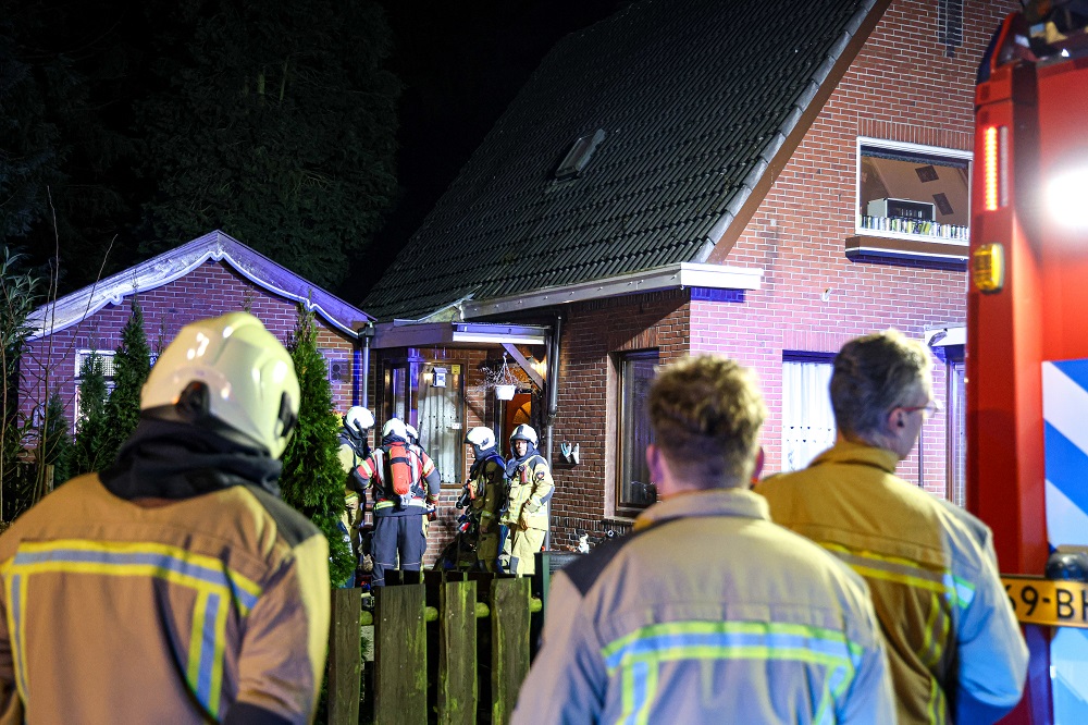 Veel schade door woningbrand, bewoner in ambulance behandeld