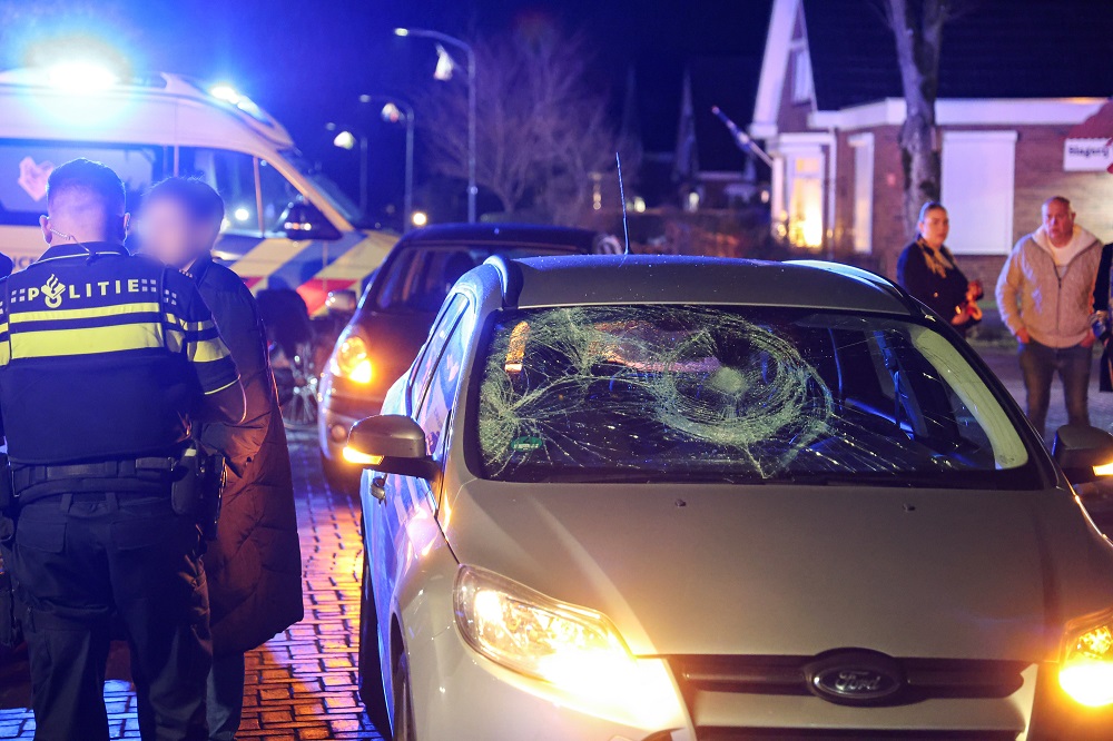 Voetganger belandt op voorruit van auto na aanrijding