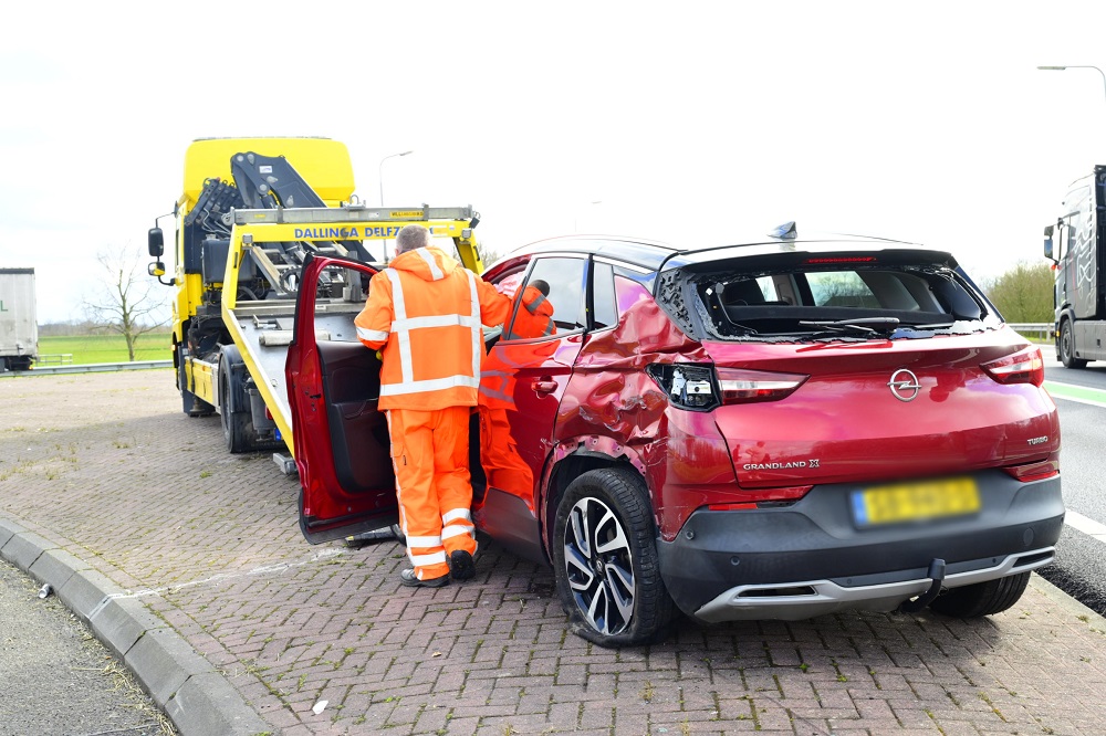 Weg dicht na ongeval tussen auto en vrachtwagen