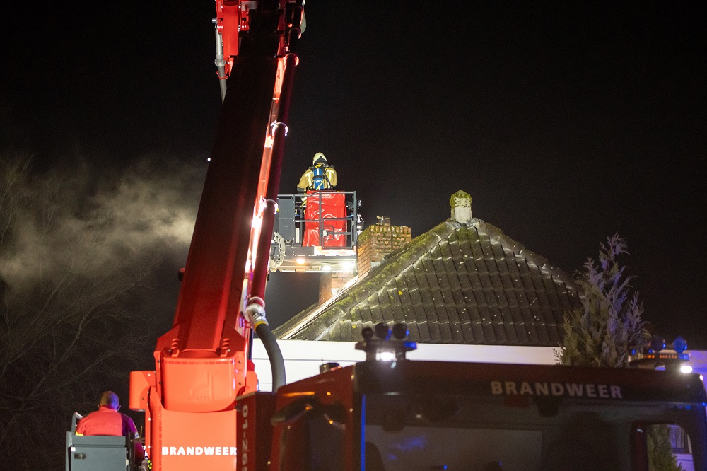Straat afgesloten vanwege schoorsteenbrand