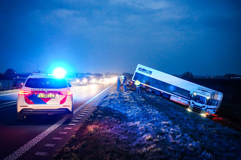 Vrachtwagen rijdt van talud, chauffeur ongedeerd