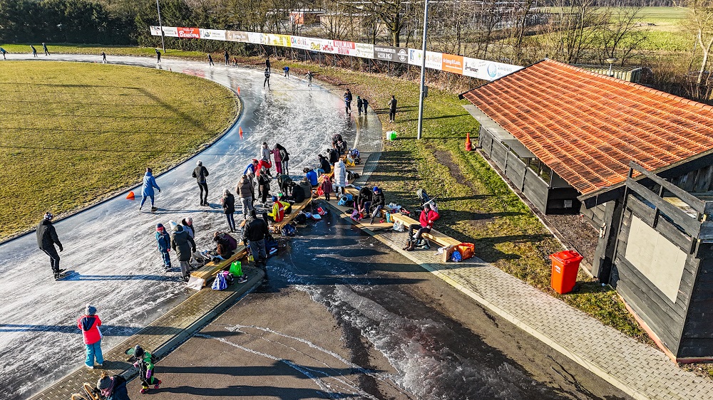 Schaatsen in het zonnetje in het Drentse Veenoord