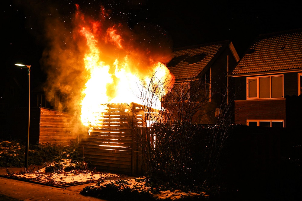 Scooterbrand slaat over naar schuur, oorzaak onbekend