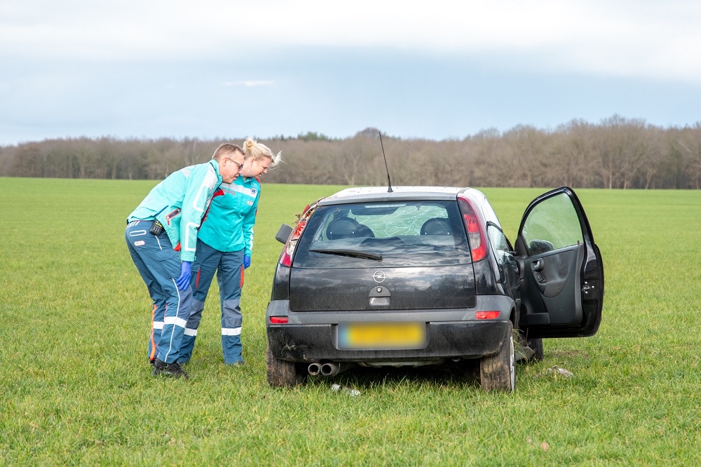 Auto raakt van de weg en vliegt over de kop