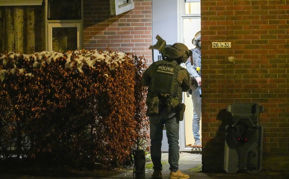 Zwaarbewapend arrestatieteam doet inval in woning