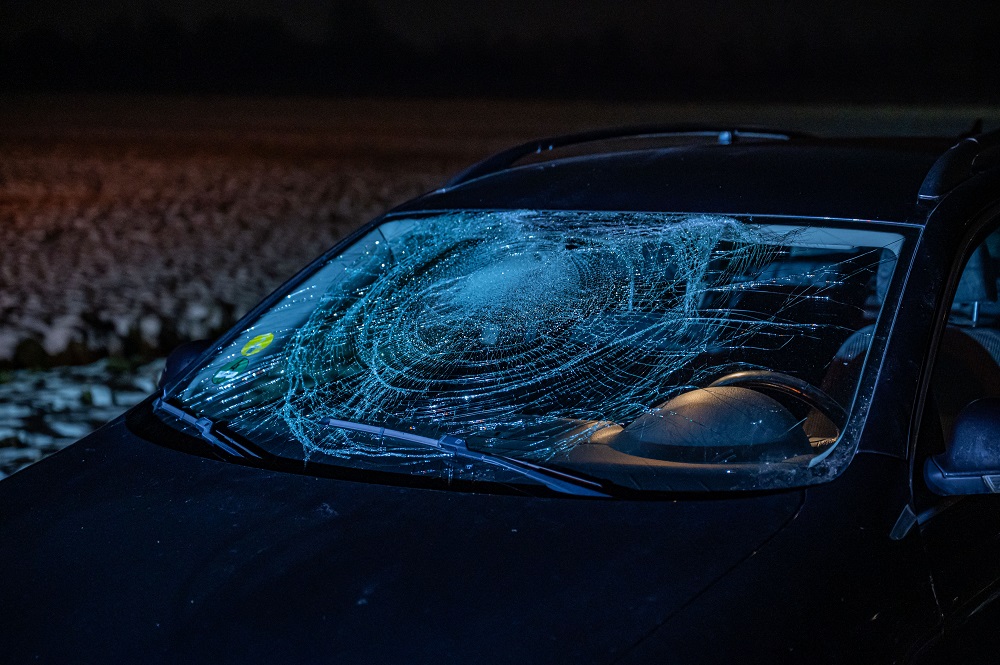 IJsblokken van viaduct op auto’s gegooid, politie zoekt dader(s)