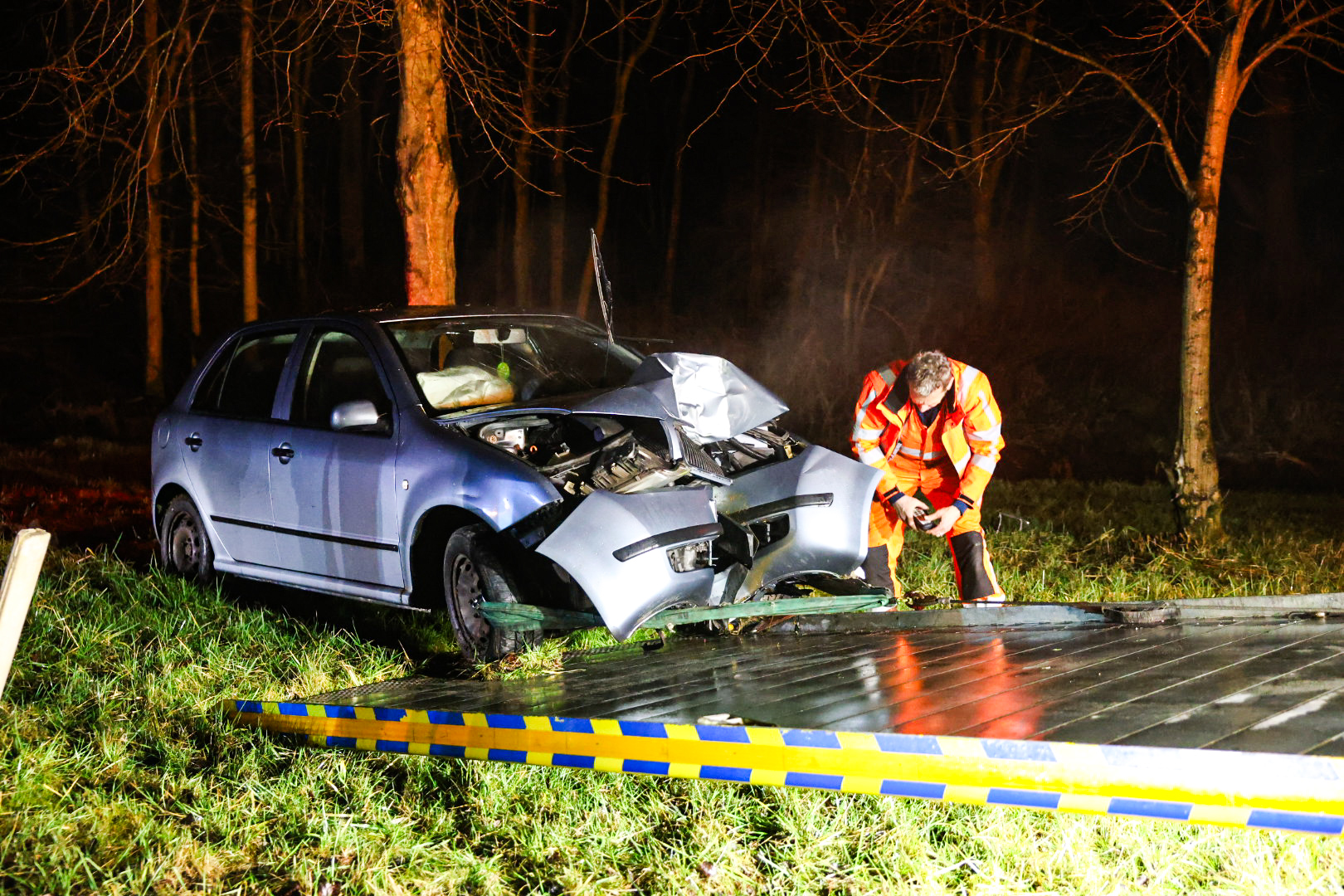 Auto botst tegen boom, bestuurder mogelijk onder invloed