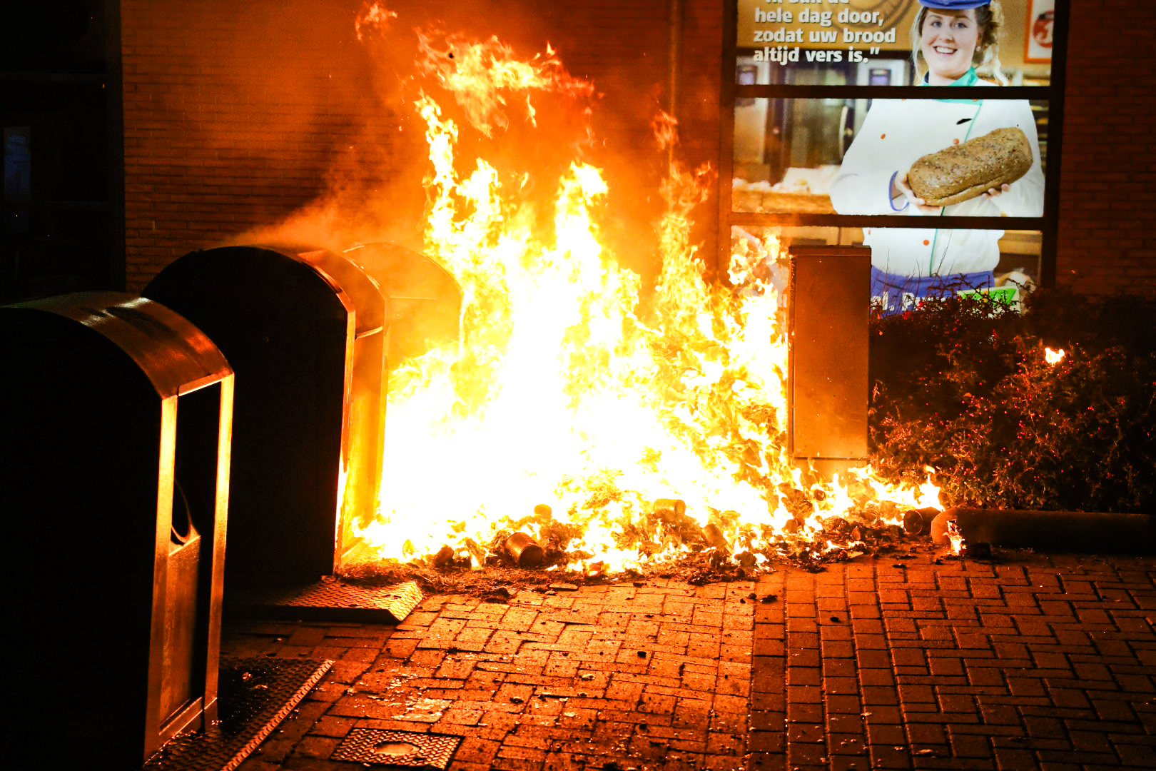 Afval in brand gestoken naast ondergrondse containers