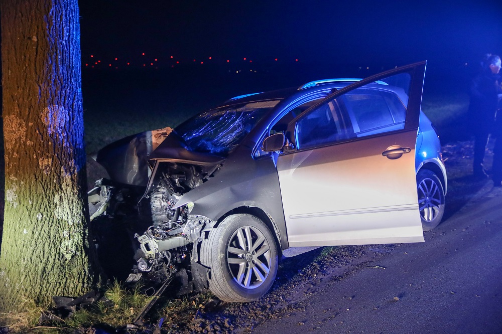 Auto botst tegen boom, bestuurder met spoed naar ziekenhuis