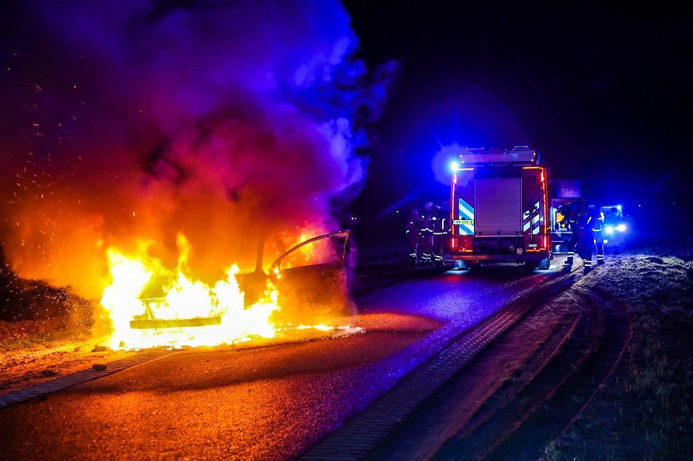 Auto vliegt in brand tijdens het rijden, bestuurder op tijd in veiligheid