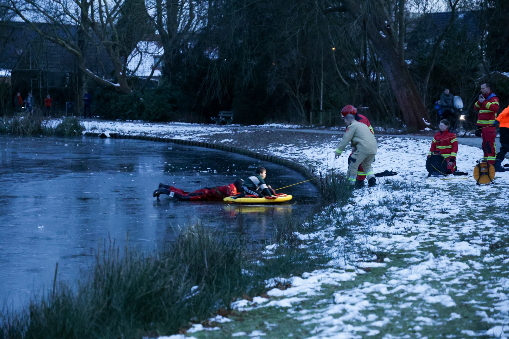 Jongeren vast op eiland na oversteken bevroren vijver, hulpdiensten ter plaatse
