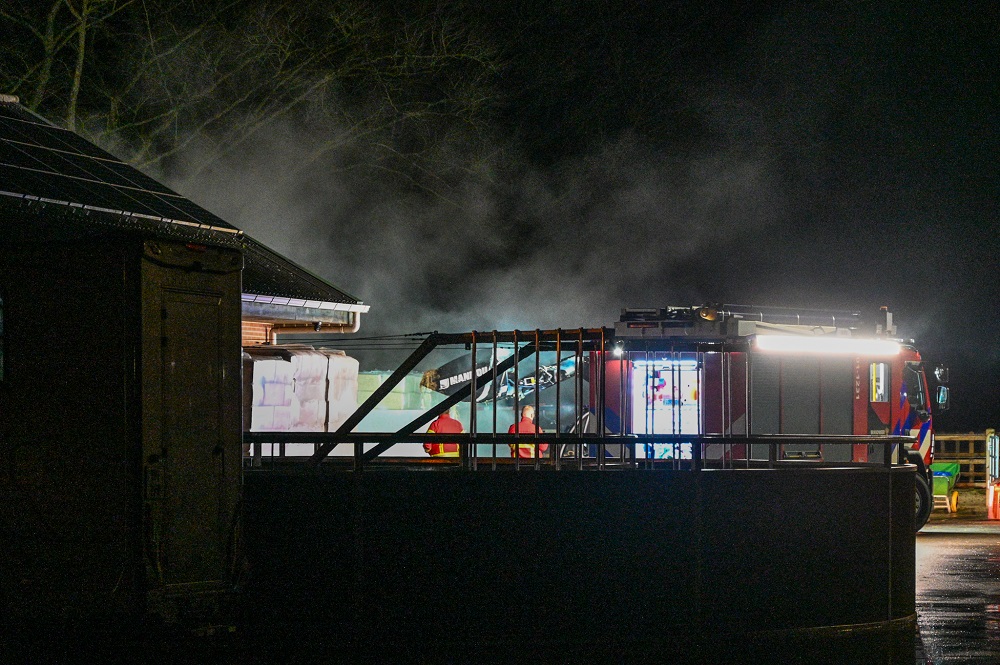 Broeibrand in mestbult, brandweer assisteert met blussen