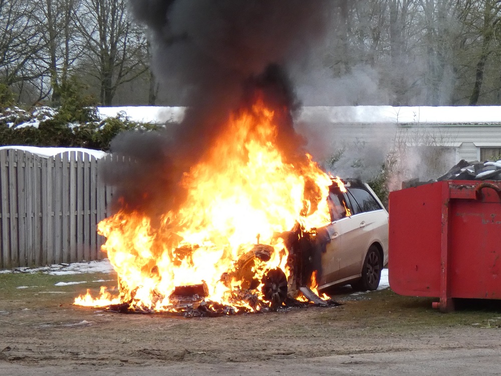 Auto vliegt in brand op camping