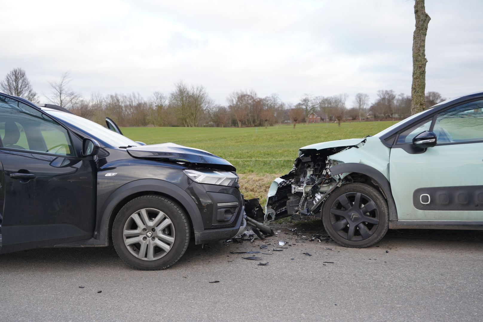 Frontale aanrijding tussen twee voertuigen