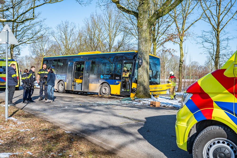 Bus rijdt tegen boom: chauffeur gewond