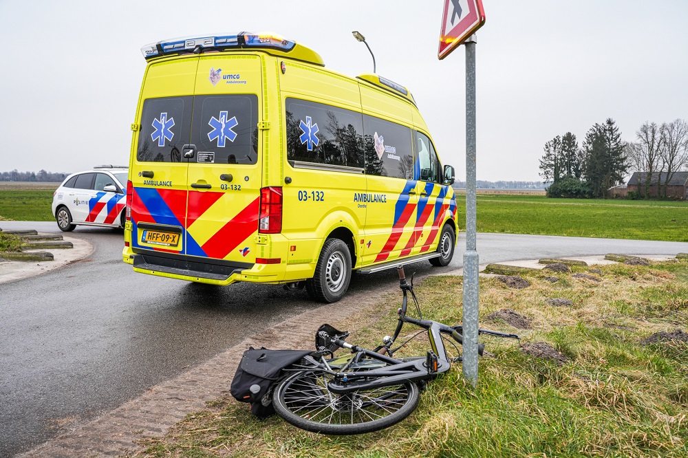 Fietser gewond na aanrijding met bestelbus