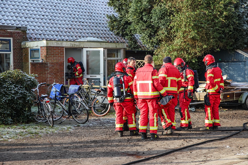 Straat afgesloten na melding van woningbrand