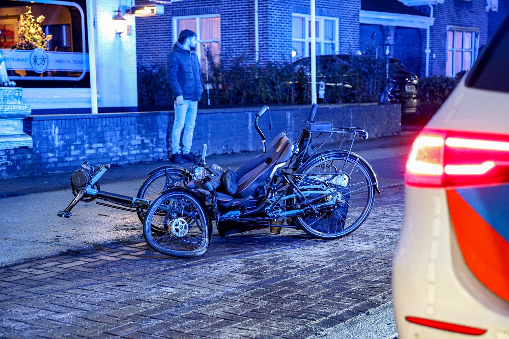 Ligfietser gewond na aanrijding met auto