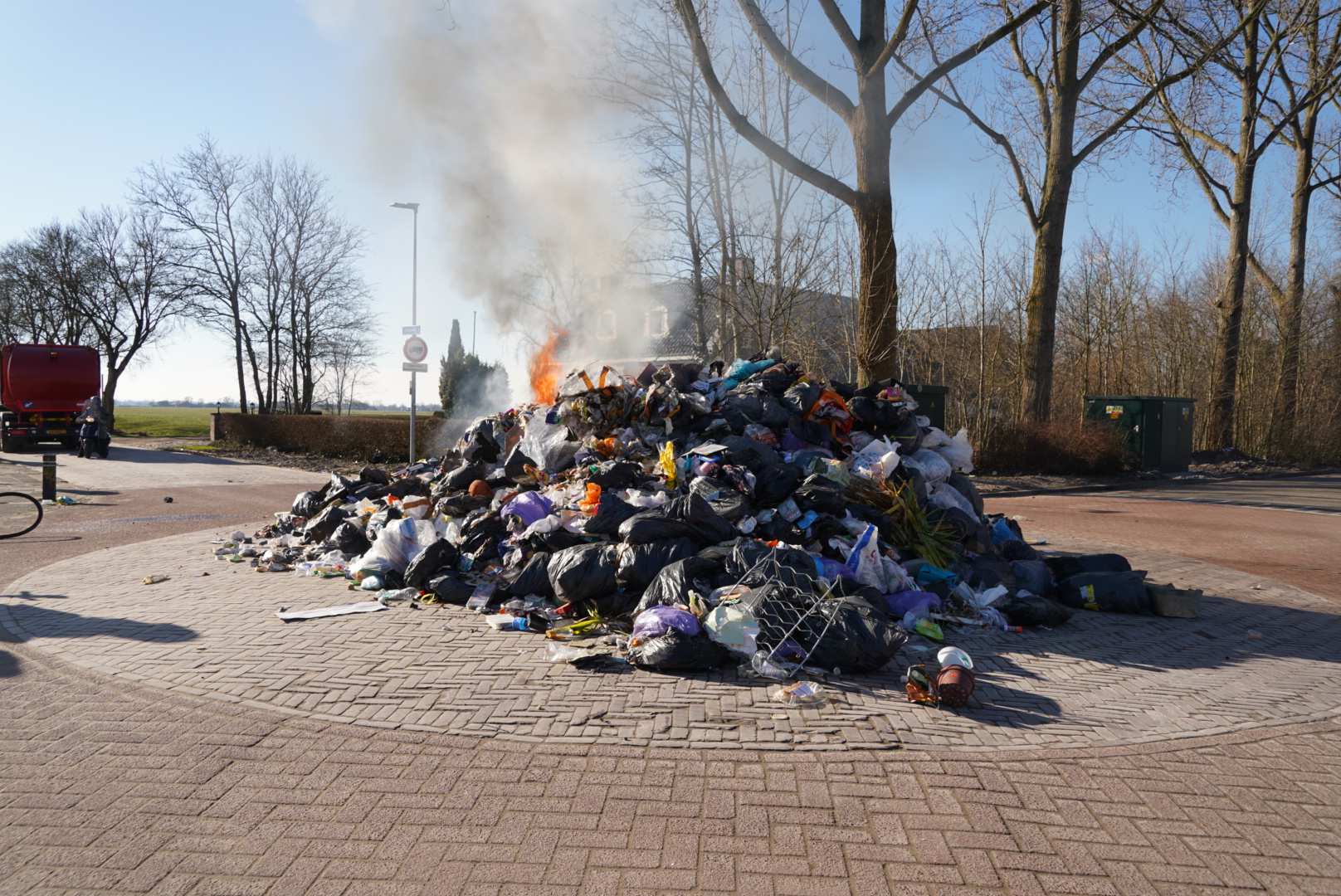 Vuilniswagen dumpt inhoud op straat na brand in laadruimte