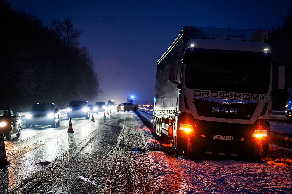 Vrachtwagen vast in berm, veel vertraging