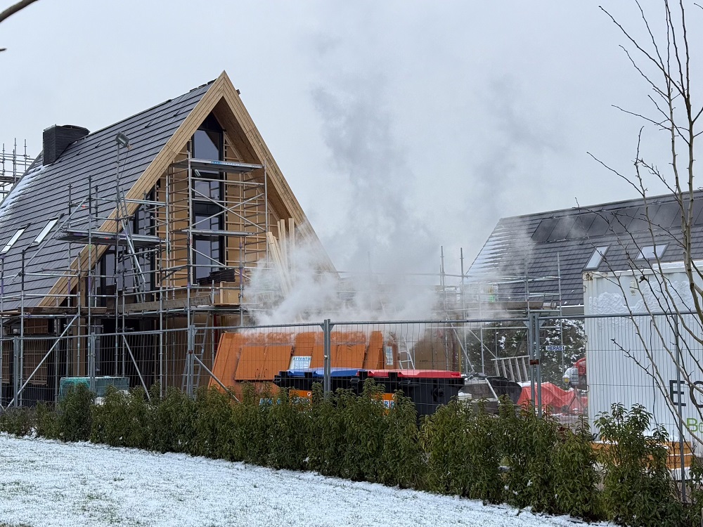 Brandweer heeft handen vol aan brandende bouwcontainer
