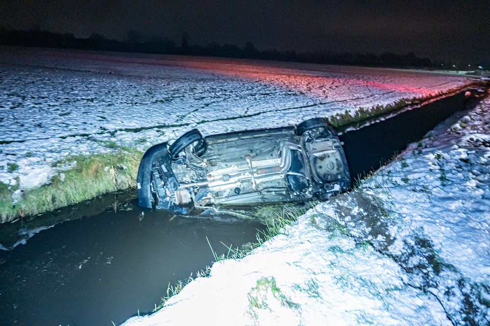 Auto raakt van de weg en belandt op z’n kop in sloot