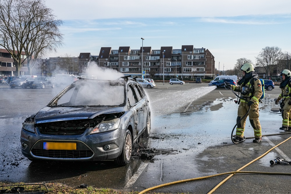 Auto op parkeerplaats uitgebrand, politie onderzoekt oorzaak