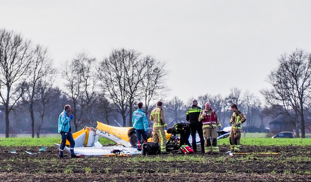 Update: Twee doden bij vliegtuigcrash op akker