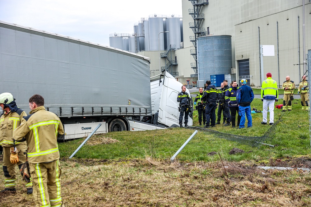 Vrachtwagen belandt in sloot; chauffeur mee met politie