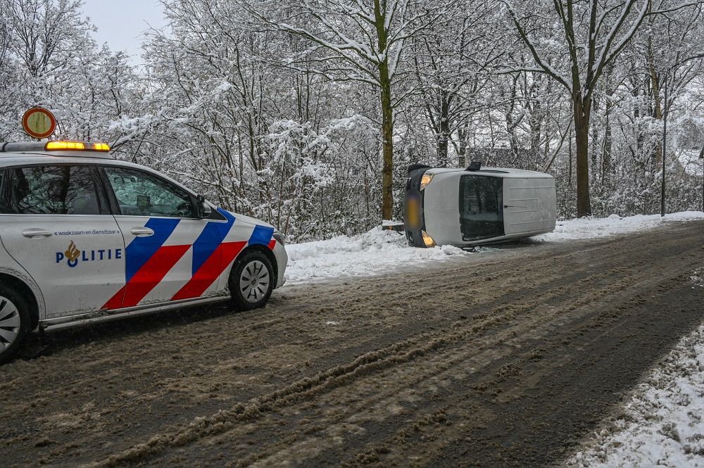 Busje op z’n kant door hevige gladheid
