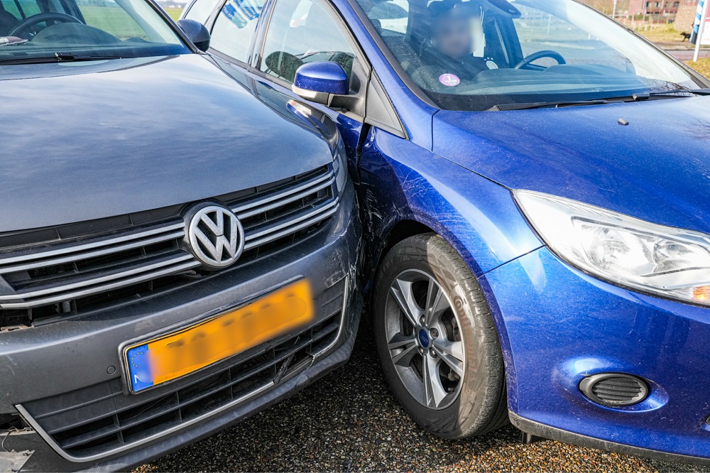 Kindje krijgt traumabeertje na botsing op rotonde